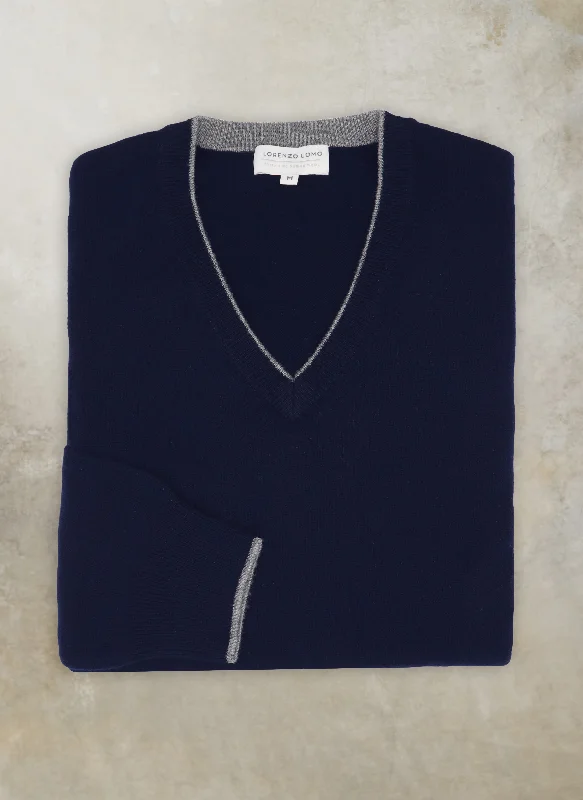 Men's Melbourne Contrast V-Neck Extra-Fine Pure Merino Wool Sweater in Navy